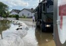 Němečtí vojenští zdravotníci pomáhají při povodních. Vojáci i budují hráze